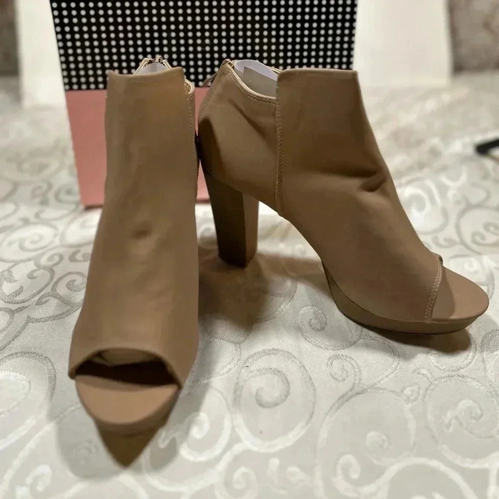 NIB! Stephen Ella back zipper, peekaboo toe, heeled booties size 9